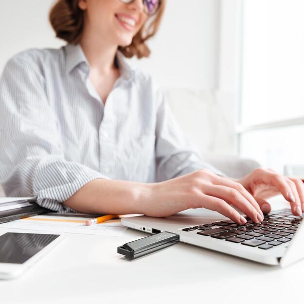 MEMORY DRIVE FLASH USB-C 1TB/SILV AELI-UE800-1T-CSG ADATA 7